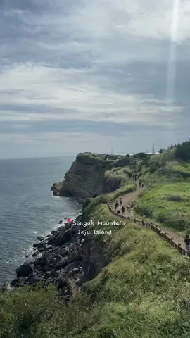 Morning hike!  🚶☀️  If you love hiking, you shouldn't miss this hill! The trail is easy and the view.. ahhh breathtaking! 🫶 #jejuisland #southkorea #autumn #trendingvideo #traveltiktok 