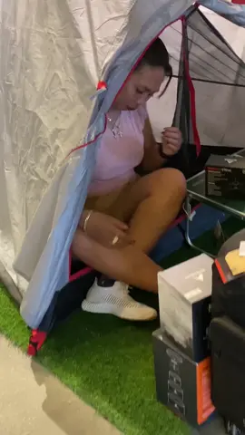 Buka tenda di gunung ❌ Buka tenda di toko ✅