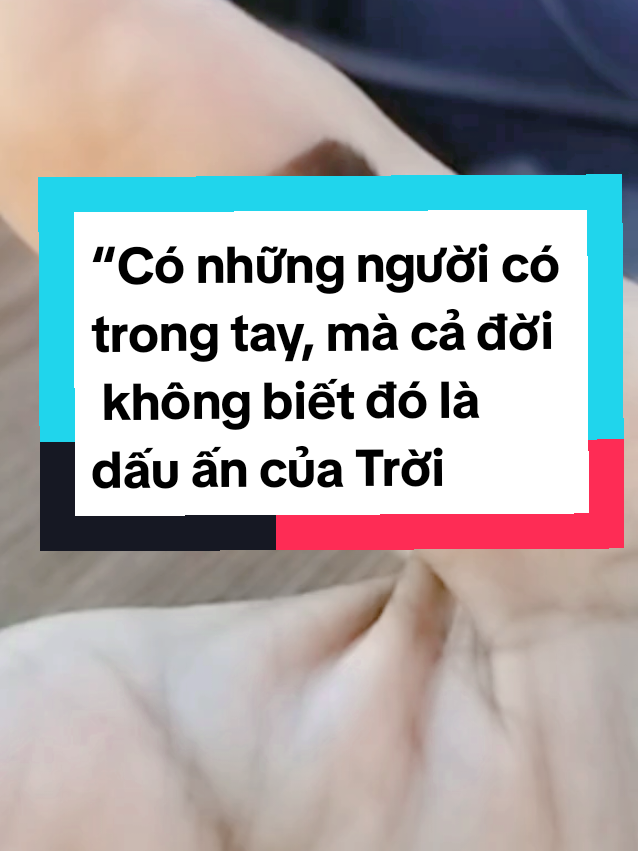 Vân Mắt Phượng, dấu vết người cõi Thiên 🌙 Trên lòng bàn tay, giữa vô vàn đường chỉ chằng chịt như mê cung của nghiệp duyên, vân mắt phượng hiện lên không phải ngẫu nhiên. Đó là vết tích của người từng chạm đến tầng năng lượng cao hơn người thường, là ánh chớp mảnh mai của linh căn cũ, người từ cõi trời bị giáng xuống cõi người như một lời nhắc nhớ. Những ai mang vân mắt phượng thường có dáng vẻ thanh cao, ánh mắt sáng mà sâu, như soi thấu cả điều chưa nói. Họ không ồn ào, không cần tìm kiếm ánh đèn, bởi trong họ vốn đã có một thứ ánh sáng riêng ánh sáng của nhận biết sâu, sự thấu hiểu. Người có vân mắt phượng là vết tích dấu hiệu người cõi Thiên giáng xuống trần, linh tính nhạy bén đến mức có khi chính họ cũng không hiểu vì sao mình biết, vì sao linh cảm mình đúng. Họ như có một “kênh trời” nhỏ nối liền trực giác với thế giới vô hình. Khi họ an định, vân mắt phượng sáng lên, linh tri trong họ hoạt động mạnh mẽ giúp họ tránh được họa, cảm được phúc, bước đi giữa dòng đời mà như có bàn tay vô hình dẫn lối. Nhưng không phải ai mang dấu ấy cũng thong dong. Bởi càng có linh căn, nội tâm lại càng mỏng manh. Cái biết quá nhiều khiến họ dễ tổn thương, cái cảm quá sâu khiến họ dễ đau. Đôi khi họ muốn quên, muốn sống như người thường, nhưng linh hồn bên trong vẫn cứ thúc giục: “Hãy trở về với ánh sáng của ngươi.” Một số ít người có vân mắt phượng linh hiển, nghĩa là ngoài linh cảm trực giác, họ còn có thần lực chuyển hoá khả năng cảm và giúp hóa giải chuyển hoá năng lượng xấu quanh mình. Khi tâm họ thiện, họ nói ra lời lành, nhìn bằng ánh mắt từ bi, năng lượng ấy có thể làm tan chảy u mê, dời chuyển những điều nặng trược. Đó là quyền năng không cần phép thuật, chỉ cần tâm sáng và tịnh, cũng đủ phá dỡ nghiệp xấu đã tích tụ bao năm. Vân mắt phượng là lời nhắc của Trời, rằng người mang nó không chỉ để biết, mà còn để dùng ánh sáng của mình soi đường cho kẻ khác. Bởi ánh sáng ấy nếu không được dùng để yêu thương, nó sẽ hóa thành nỗi cô đơn. Còn nếu biết tu, biết quay về, thì ánh sáng ấy chính là mắt trí huệ mở ra giữa đêm dài nhân thế. Họ bước giữa cõi đời này, chẳng cần nói nhiều, nhưng ai từng gặp đều cảm được một thứ gì đó rất lạ như làn gió mát từ nơi xa xôi thổi đến, nhẹ nhàng khiến lòng người an yên. Bởi cuối cùng, người có vân mắt phượng sinh ra không phải để làm điều phi thường, mà để sống sâu, luôn sáng suốt, giữ vững Đạo Tâm #chieuhanh #tuvivatamlinh #tuvituongso1 #xemchitay #vanmatphuong 