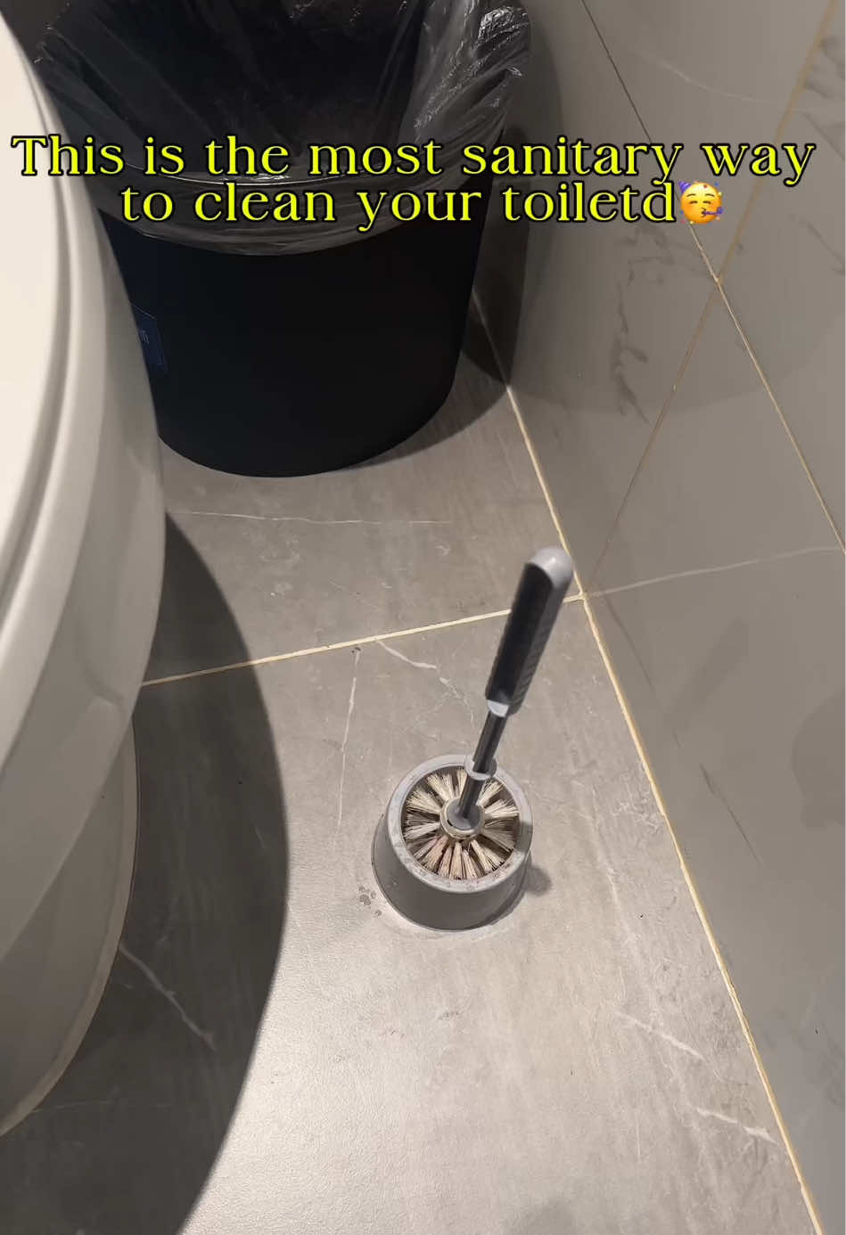 🚽✨ Stop scrubbing with those gross old brushes. This disposable toilet brush smells fresh, keeps your toilet spotless, and you just toss it when you’re done. So easy! 👇 #CleaningHacks #HomeEssentials #BathroomMustHave #toiletcleaner #tiktokmademebuyit