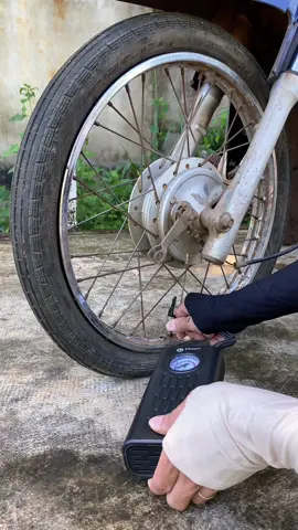 Máy bơm hơi xe ô tô và xe máy, dùng pin sạc tiện lợi và dễ dàng để trong cốp xe yên tâm đi đường đây ạ, giá hời mọi người tranh thủ săn nha  #maybomxe #xe #xeoto #xemay #bomxemini  @Ngân BaBy 95  @Ngân BaBy 95  @Ngân BaBy 95 