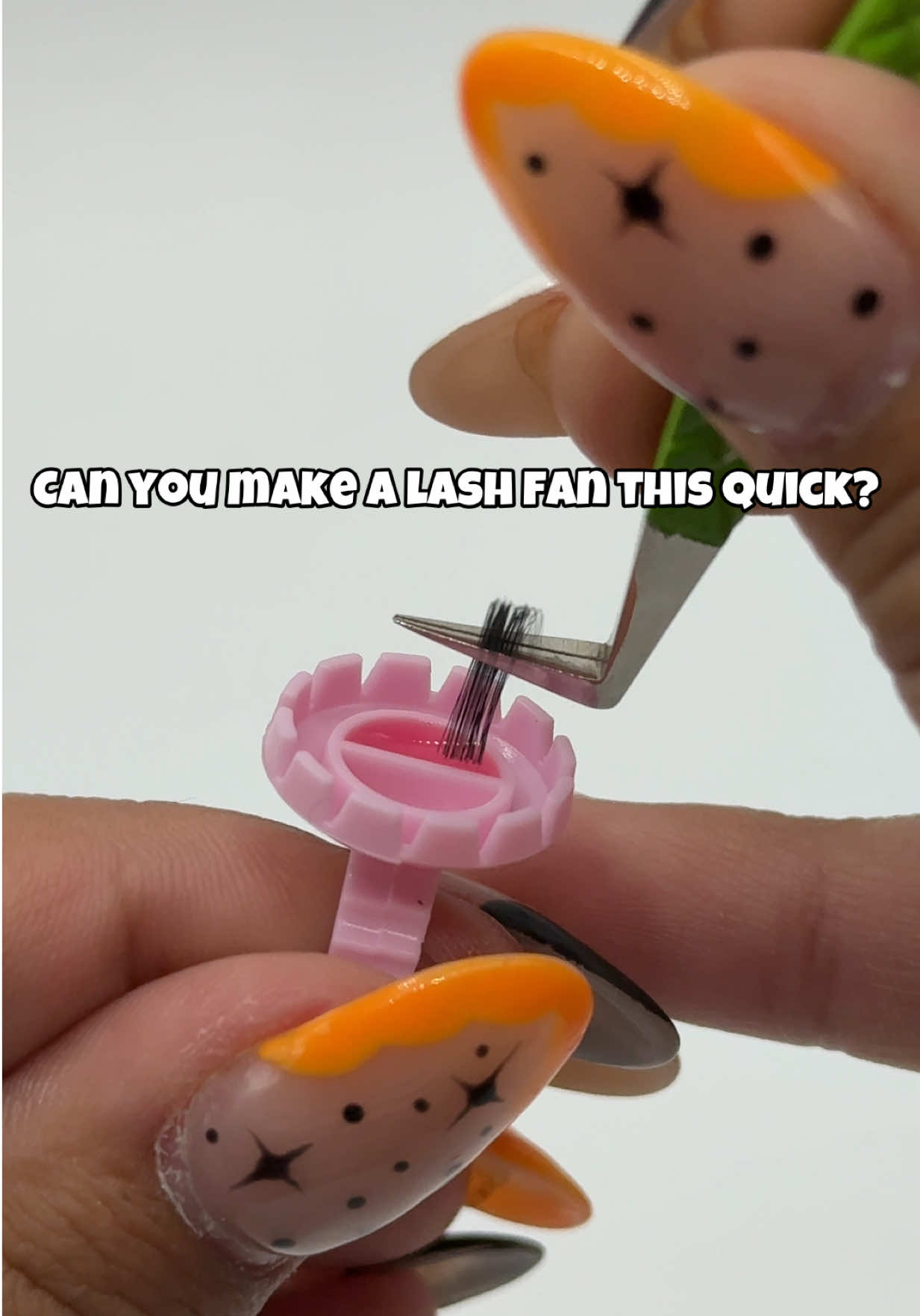 Fanning can literally take 3 seconds with the right products 😻 #eyelashextensions #lashtech 