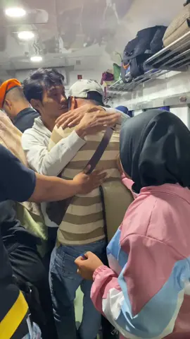 Momen menegangkan di KA ekonomi bengawan pukul 15.20 an, bayi tersedak susu sampai biru, alhamdulillah dedenya selamat dan turun di stasiun terdekat.  #KAI #beritaviral #keretaapiindonesia 