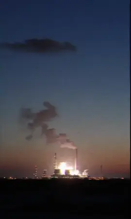 В ночь на 19 декабря был поражён Оренбургский газоперерабатывающий завод — один из крупнейших в России. Мощности предприятия достигали до 45 млрд м³ газа и 6 млн тонн конденсата в год, что делало его ключевым для регионального топливного обеспечения. Удар приведёт к сокращению переработки и усилит дефицит топлива, который уже ощущается в многих областях РФ. Повреждение такого узлового звена грозит перебоями в поставках бензина и дизеля, ростом цен и новыми логистическими проблемами для промышленности и транспорта. #СВО #дрон #война 