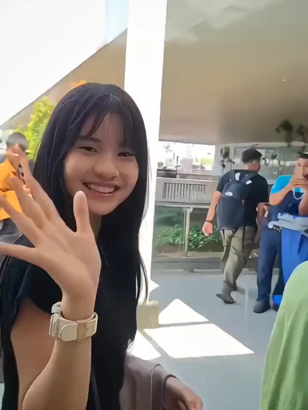 Trishaa😁👋 📍Jenderal Ahmad Yani Airport – – #trishajkt48 #jazzlyntrisha #offairjkt48 #jkt48airportfashion #jkt48#gunawn73