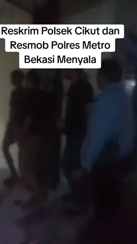 BEKASI- Tim gabungan Resmob Polres Metro Bekasi dan Reskrim Polsek Cikarang Utara berhasil mengungkap 2 pelaku pengeroyokan yang mengakibatkan kematian di jl. R .E Martadinata desa Karang Baru kecamatan Cikarang Utara. (18/10/25) Tim Resmob Polres Metro Bekasi dipimpin oleh Ipda.Eko tinus aprilianto  dan Reskrim Polsek Cikarang Utara dipimpin AKP Wahyudi langsung bergerak cepat memburu pelaku dan berhasil menangkap di tempat yang berbeda  Kapolsek Cikarang Utara Kompol Sutrisno saat dikonfirmasi awak media membenarkan kejadian pada hari Sabtu tanggal 18 September 2025 sekira jam 02.30 wib Polsek cikarang utara mendapatkan informasi dan laporan bahwa ada Pengeroyokan  dan langsung menyuruh anggota Polsek ke TKP  dan mendapati korban luka sudah meninggal di Rumah Sakit 