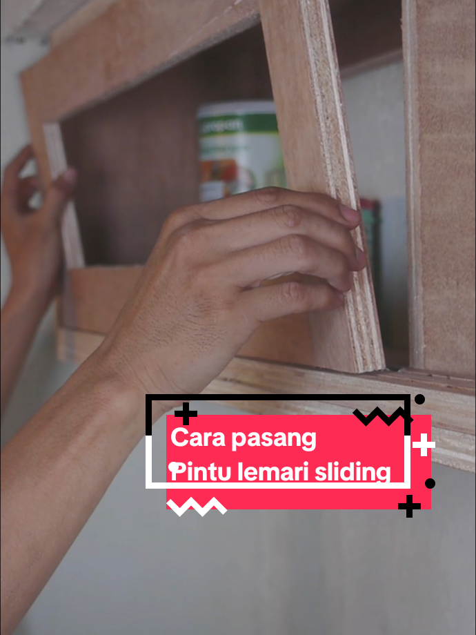 Cara memasang pintu lemari sliding juga cara membedakan beberapa tipe rodanya. #rodasliding #lemarisliding #woodworking 