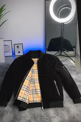 Áo khoác Bomber chất liệu vải nhung lỳ chho anh em mặc mùa đông mang lại sự ấm áp.    #Aokhoac #thoitrangnamnu #xuhuong 