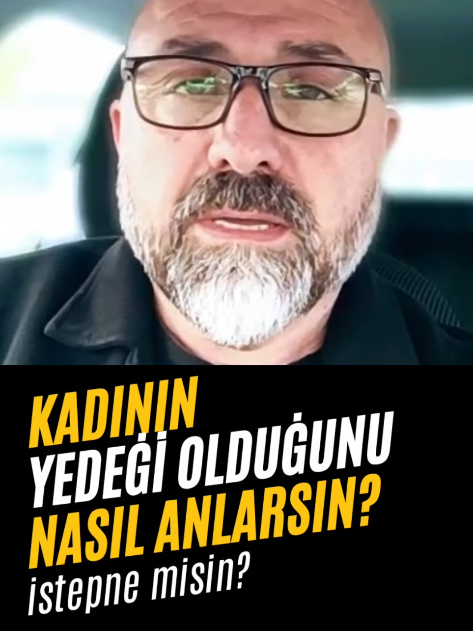 BİR KADININ YEDEĞİ OLMAK! İstepne misin?  Bir kadının yedeği olduğunu nasıl anlarsın?  Öncelikle şunu unutma, kadınların çoğunlukla ağdalı bir zekaya sahiptir, 40 tilki düşünür 40 ının da kuyruğunu birbirine değdirmezli, Erkeklerden daha gelişkin bir zekaya sahiptirler, yani bu konularda kurnaz bir kadını yakalamak kolay değildir.  Şimdi, Bir kadının yedeği olduğunu nasıl anlarsın?  Yağmur gibi sıralıyorum, eğer bu sayacaklarımın yarısı bile varsa kaç kurtar kendini😊 -Kadın bazen çok ilgili, bazen tamamen uzaksa -mesajlara bazen anında cevap verip bazen saatlerce hatta günlerce dönmüyorsa, bakmıyorsa, o tik mavi olmuyorsa, mesaj görülmesini genele kapattıysa Yakınlaşmıyor hep bir mesafe koruyorsa yada birgün ilgili iki gün ilgisizse Buluşmuyorsa Görüşmüyorsa Umursamıyorsa Ortak gelecek planı yapmıyorsa İletişimi telefonla sınırlandırıyorsa Hatta Görüntülü dahi konuşmuyorsa Seni yok sayıyorsa Yüzyüze veya telefonda Uzun sohbetler yoksa veya bi bahaneyle kısa kesiyorsa O telefonunun mesajı dıt dıt ötüyorsa, özellikle gece ileri saatlerde Onun için önemli olduğunu hissettirmiyorsa..  Konuştuklarını veya konuştuklarınızı unutuyorsa, hatırlamıyorsa, tutarsızsa, Yalan söylüyorsa, ki yakalarsın ama muhtemelen görmek istemezsin, hatta kendi iç sesinde onu haklı çıkaracak konuşmalar yaparsın😊 Sosyal medyada imalı herkese paylaşımlar yapıyor ama sana bir resim dahi atmıyorsa veya sana attığı şeyleri sosyal medyaya da koyuyorsa, Genele özellikle konum gösteren paylaşımlar yapıyorsa... Yani sana özeli yoksa Asla özel günlerine, hafta sonlarına ya da önemli anlarına seni dahil edilmiyorsan,  Kendi arkadaş çevresine, ailesine, işine ya da hayatının önemli detaylarına seni sokmuyorsa, yani Kişisel alanına seni dahil etmiyorsa ama canı istediğinde senin hayatına girmekte sorun görmüyorsa  Tanışma gününüzü veya senin doğum gününü bile hatırlamıyorsa Sürekli arayan, yazan, ilgi gösteren sensen,  Genelde sessiz kalan taraftaysa Şüphe duyduğunu gösterdiğinde, konuştuğunda, açıklama beklediğinde, yüzeysel, umursamaz geçiyorsa Belirsizlik ve kaçamak konuşmalar yapıyorsa İlişkinin niteliğini sorduğunda  “Biz neyiz?” gibi net bir cevap veremiyor, adını koymuyor, konuyu değiştiriyor veya “akışına bırakalım” diyorsa.  Canı sıkıldığında, moral bozukken ya da yalnız hissettiğinde yazıyor ama keyfi yerindeyken ortadan kayboluyorsa Güzel sözlerine karşılık vermiyorsa, kayıtsızsa, yokmuş, duymamış gibi davranıyorsa Vb.  O kadının birinci önceliği sen değilsin, sana geçmişolsun, yedeksin, istepnesin!  Daha anlatayım mı güzel kardeşim, eğer bunlar varsa, kendini inandırmayı, kendini ikna etmeye çalışmayı, onun girdabına kapılıp durmayı bırak.  Onun girdabına düşdüğünde bu oyunu kazanmanın imkanı yoktur. Devam edersen, silik, kişiliksiz bir emir eri olursun. O Gel der gelirsin git der gidersin Unutma; isteyen kişi bunu gösterir, istemeyende.. Oyalanma, savrulma #kadınerkekilişkileri #kadınınyedeksevgilisiolmak #aldatma #ihanet #kadınlar 