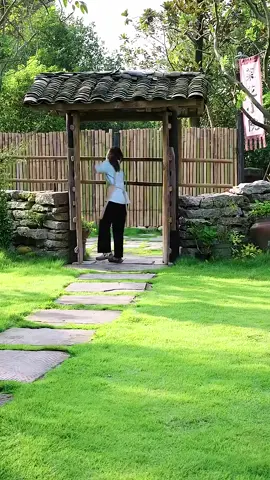 Sao cái bờ tường thấp hơn nó lại ko ném qua cho khoẻ nhĩ 😉 #4chiemtrungquoc