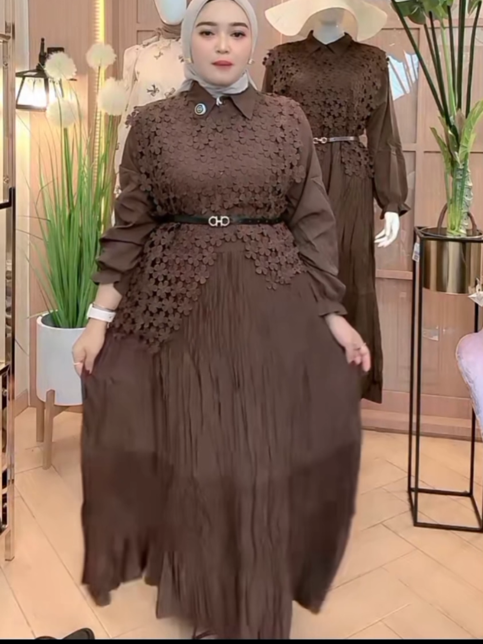 Tampil anggun tanpa ribet bareng Sandra Bunga Mahogany Dress! Bahan adem, model elegan, dan super nyaman dipakai ✨ Pre-order sekarang sebelum kehabisan warna favoritmu 💕 #gamisrompi #dresssultan #gamiskekinianmurah #ootdmuslimah #gamisviral 
