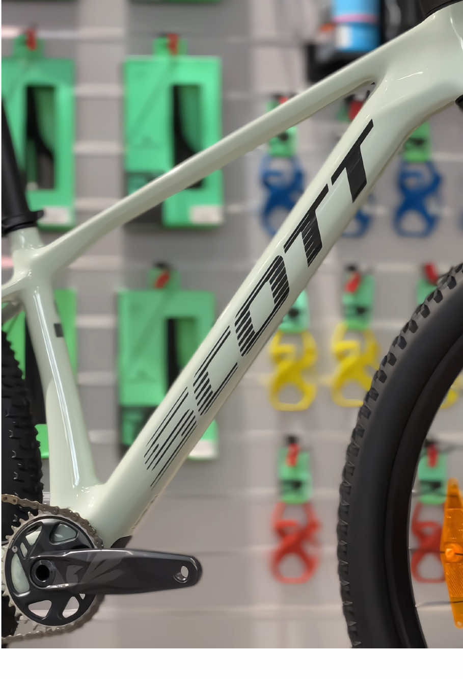 Ride lighter, climb faster. The 𝐒𝐂𝐀𝐋𝐄 𝟗𝟐𝟎's carbon frame and SRAM GX Eagle drivetrain redefine hardtail speed🤩✨ Available for purchase now at 𝐒𝐂𝐎𝐓𝐓 𝐂𝐀𝐌𝐁𝐎𝐃𝐈𝐀!! 📥: t.me/scottcambodiaofficial  ☎️: 078 559 559 | 070 858 000 #scottcambodia #scale920 #mtb #noshortcuts #fastisfun