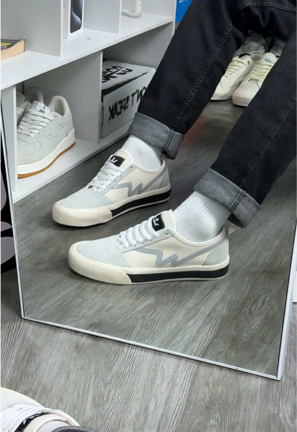 Rekomendasi sepatu cowok keren dari brand lokal Wewalk Footwear  #sepatusneakers #sepatucowok #sepatucasual #sepatulokal #wewalkfootwear 