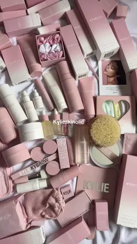 @Kylie Skin obsessed ✨🩷 what’s your fave kylie skin product?…   #foryoupage #skincarecollection #kylieskin #kyliejenner #skincare  @Kylie Jenner @Kylie Cosmetics 