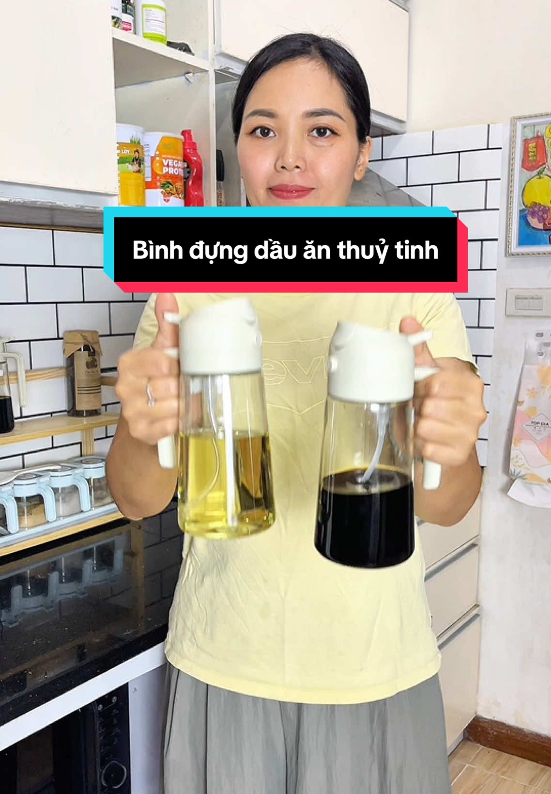 Bình đựng dầu ăn xịt phun sương hay rót đều tiện lợi #TikTokAwardsVN #tienichgiadinhaz #binhdungdauan2chucnang 