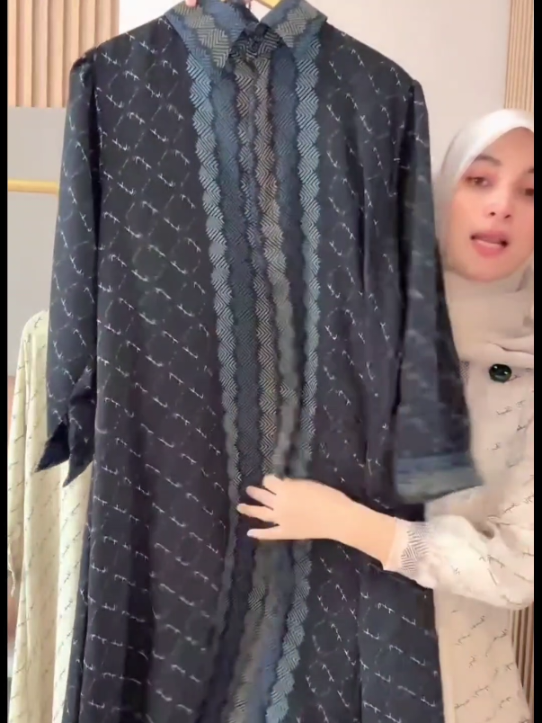 Malika Dress Gamis Kemeja Motif Monogram Elegan Bahan Premium Adem Nyaman Dipakai Seharian Look Mewah dan Simple #gamiskekinian #gamislebaran #gamismurah #rekomendasi 