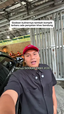 kesini pesen nasi tutug oncom,ayam goreng + sate kulit ditambah jukut goreng sudah nikmat banget 👅9/10 WARUNG SAERASA SUNDA Buka : 11.00-00.00 Alamat : jl godean km 8,sidokarto godean sleman ( sebrang NEUTRON )