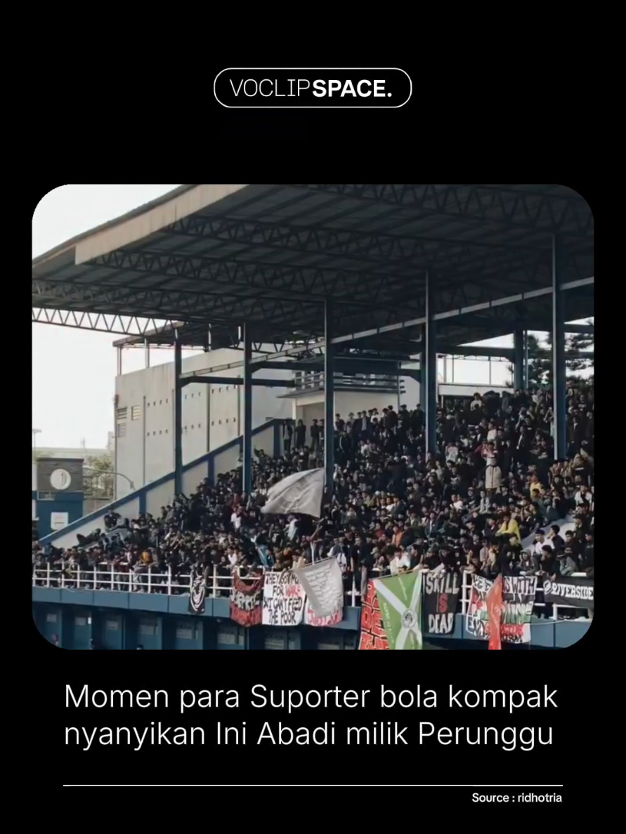 Fans sepak bola @riversideforest_ kompak menyanyikan salah satu judul lagu dari @perunggu_yang berjudul: 