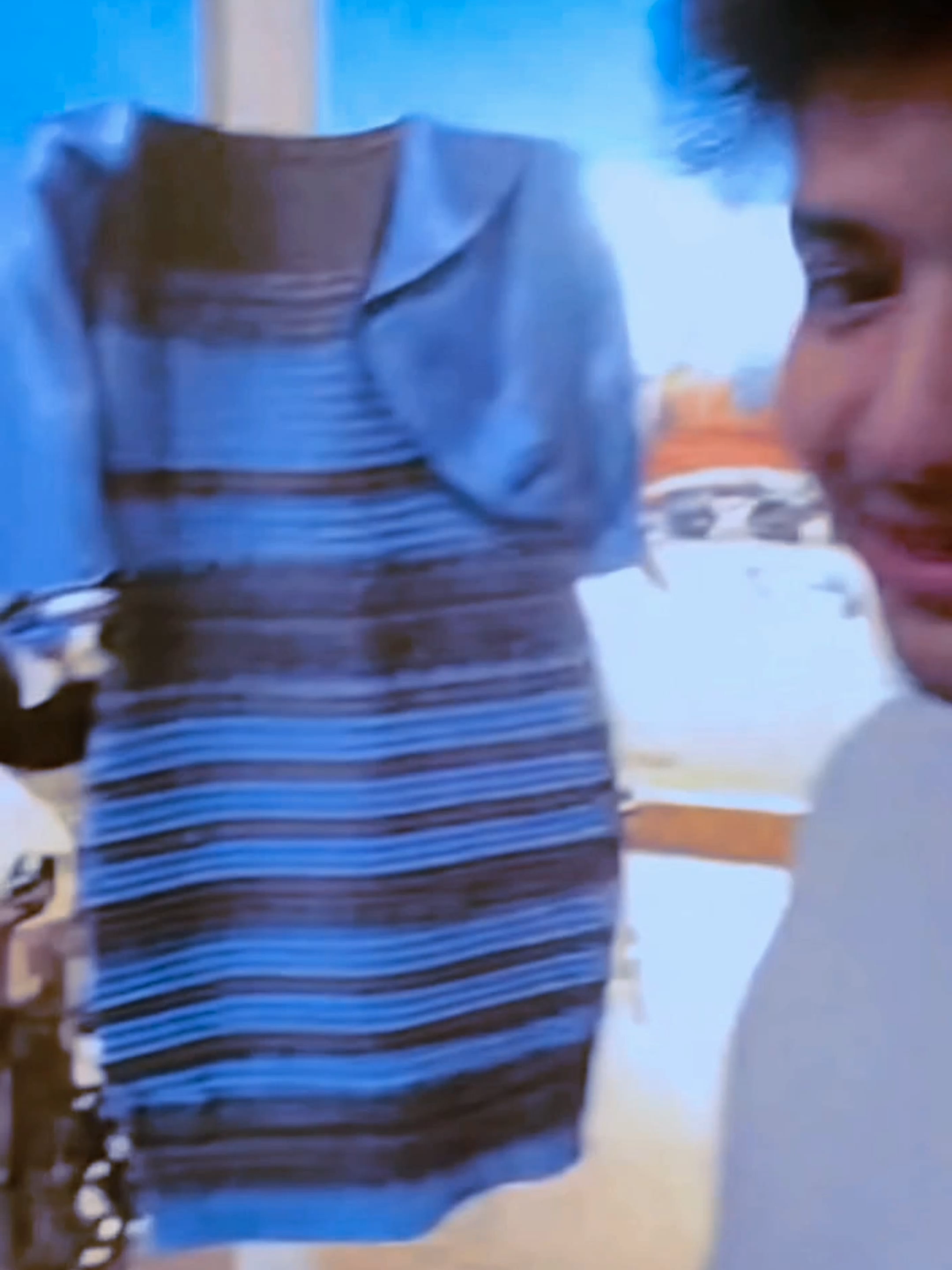 ENCUENTRAN EL VESTIDO VIRAL, lo tenían guardado! ¿De qué color ves este vestido? 👗 Algunos dicen azul y negro, otros blanco y dorado… pero todos lo ven diferente. Hashtags: #Vestidoquecambiadecolor #IlusiónÓptica #ViralMéxico #reto