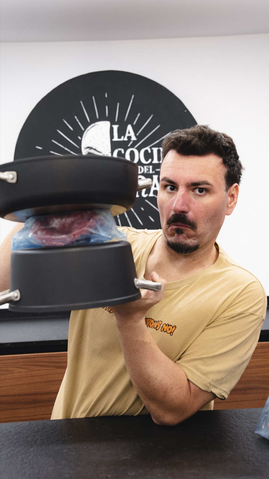 He visto por ahí que si metes carne picada congelada entre dos ollas, se descongela en 15 minutos. ¿Verdad o invent? Lo ponemos a prueba: Una ración entre dos ollas, otra en plato… 24 minutos y 30 segundos después… ¿cuál crees que ganó? #LaCocinaDelPirata #FoodHacks #DescongelarCarne #TrucosDeCocina #ExperimentosCulinarios