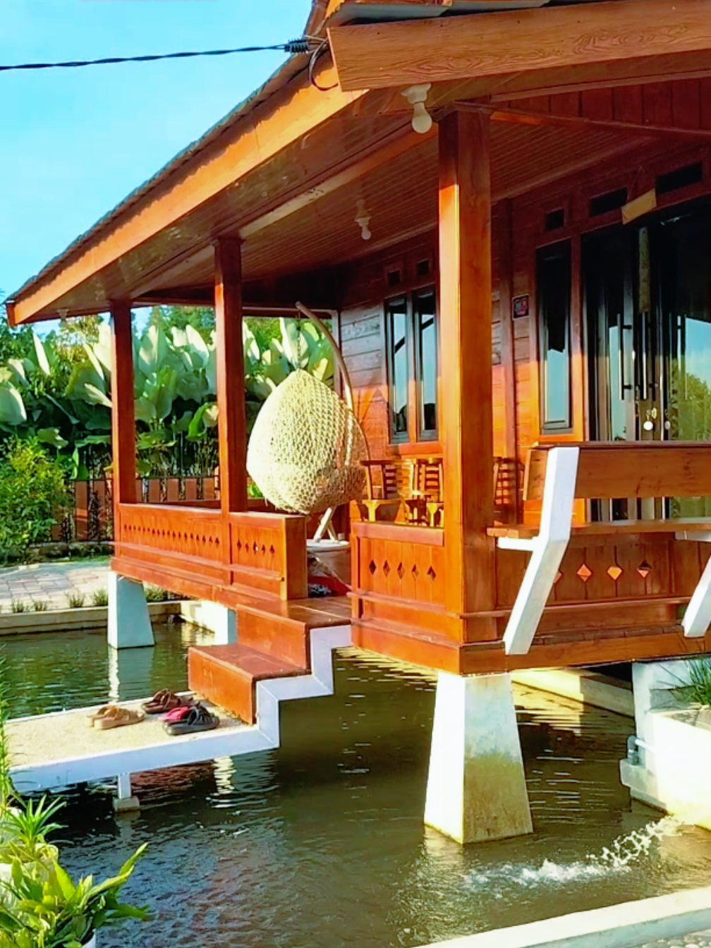 Villa estetik dengan suasana pesawahan dan pemandangan pegunungan yang sangat indah. Untuk informasi harga sewa dan booking silahkan WA Admin ke 08561907899