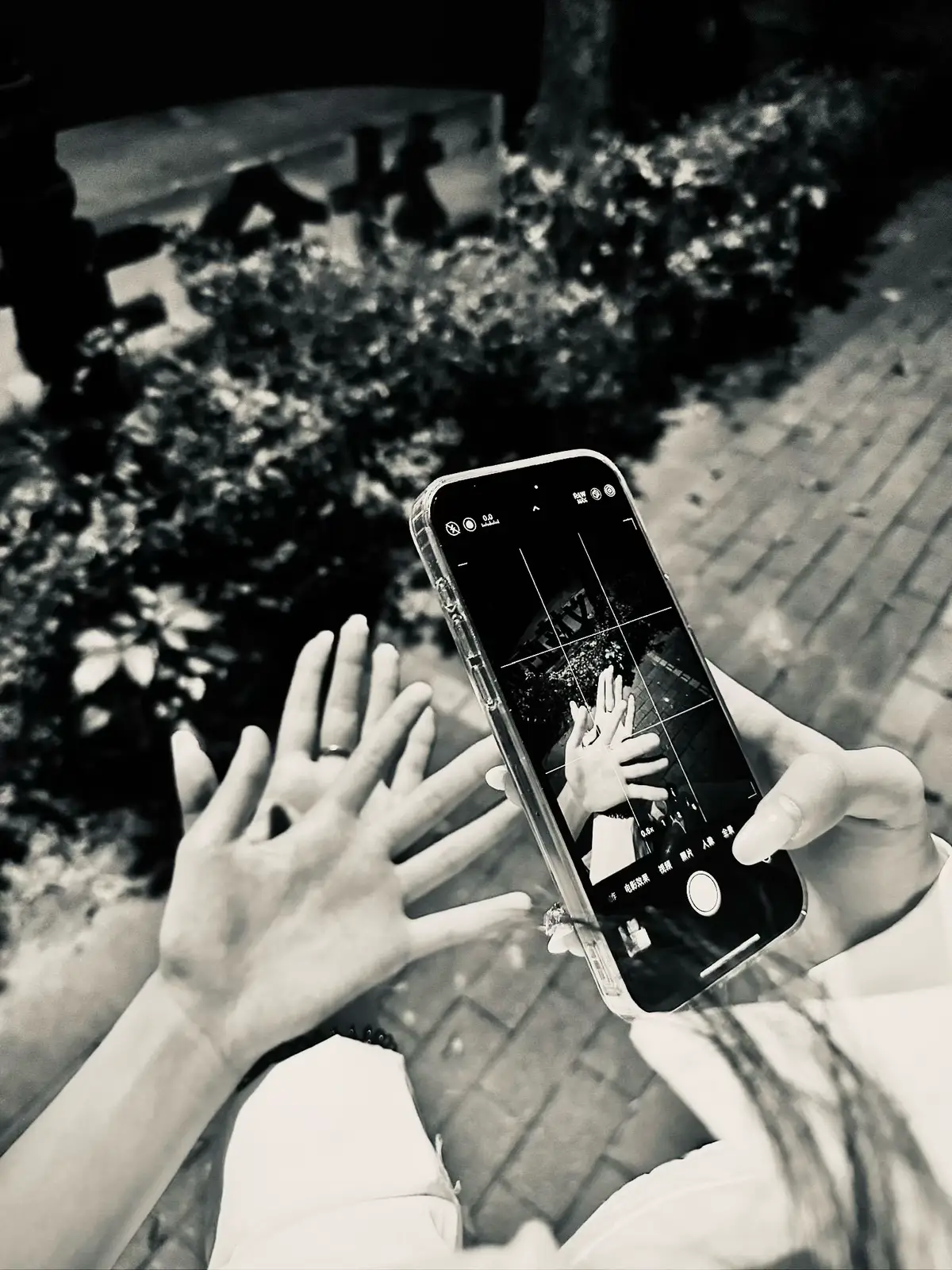 “爱，就是只需一个眼神，一个微笑，就足以让心跳慢上一拍。”