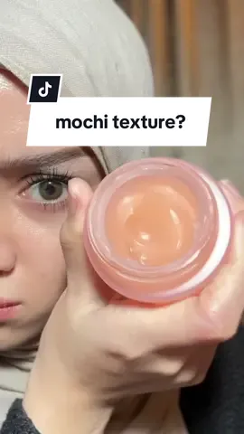 kebayang ga si mochi texture jd moisturizer. bukan kaya moisturizer biasa yg gel / watery, si garnier dry touch cream ini bener2 feelsnya unik ada yg pernah coba? #sekenyalmochi #promoseruweekend #skin @Garnier Indonesia #garnierdrytouchcream 