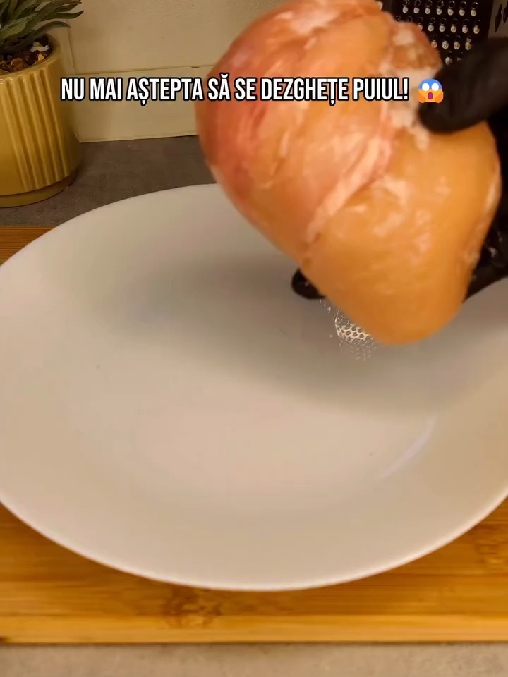 Știai că poți da puiul congelat pe răzătoare? 🍗❄️ Truc genial pentru rețete rapide – gata în câteva secunde, fără să aștepți să se dezghețe. #KitchenHack #FoodHack #CookingTips #LifeHacks #QuickRecipes
