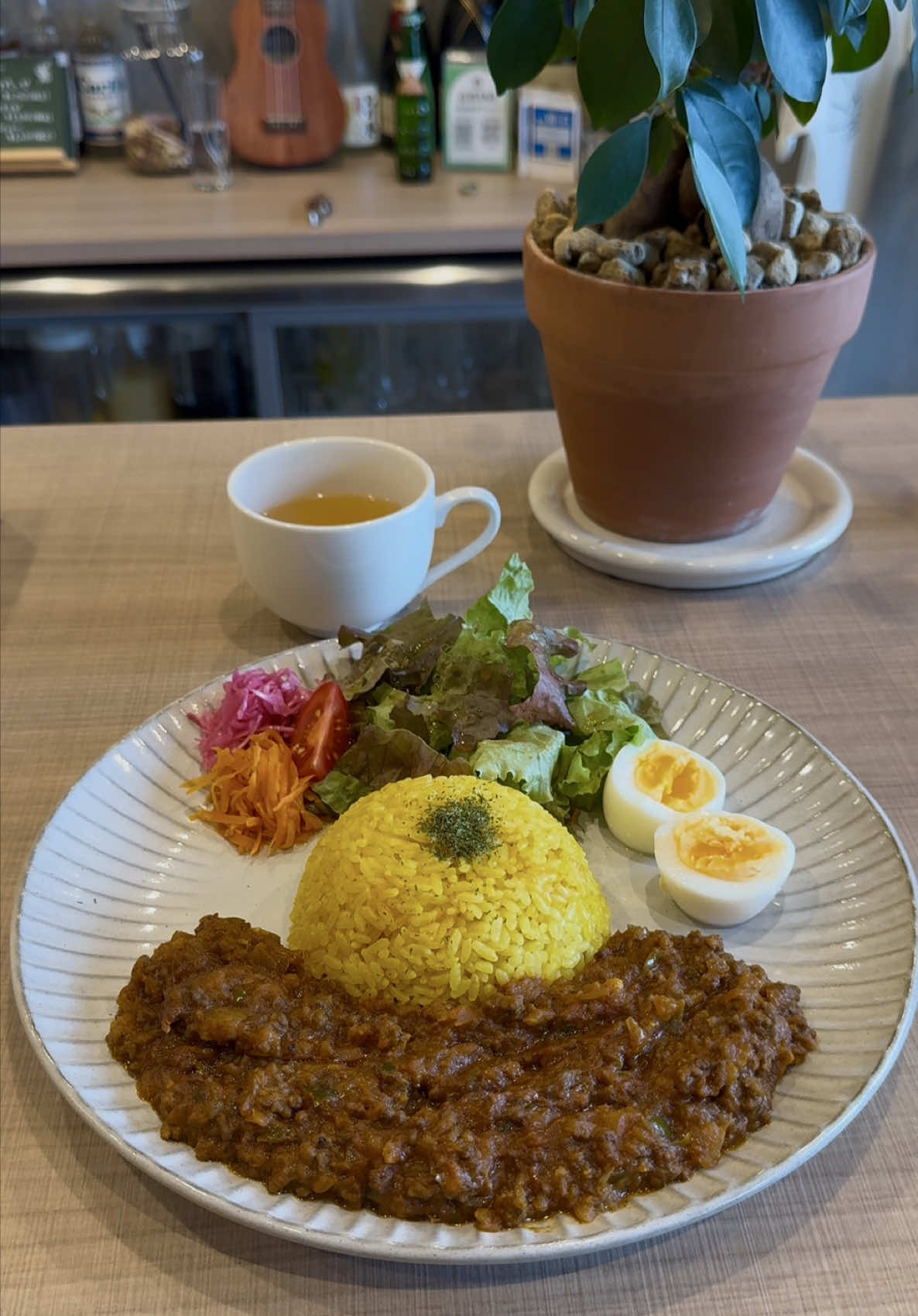 北九州　素敵なご夫婦のお店✨✨ 10月23日初めてお店に行ってから1年♪ 1周年おめでとうございます💐 2年目も頑張ってください✨✨ チーズケーキみんな美味しいって聞いてたけど とろっとろバスチー美味しいね🤍 ドライカレーも美味しかった🍛 次は野菜たっぷりサラダプレート食べよ🥗 香春口三萩野から徒歩3分 CAFE&BARAOYAGI|青柳 1周年記念企画！ 10月21日(火)〜10月26日(日) 日頃のご愛顧に感謝を込めご注文者さまに バスクチーズケーキorアサイースムージー いずれかをプレゼント※ミニサイズになります ※3000円以上利用すると先着10名様へ AOYAGIオリジナルトートバッグプレゼント SALAD DISH 野菜たっぷりプレート ◎アオヤギディシュ  900円（税込990円） 　グリルチキン、きのこのマリネ、ゆで卵 　塩麹の人参しりしり ◎ローストビーフディシュ1,100円(税込1,210円) 　ローストビーフ、トマト、ゆで卵、無塩ナッツ 　塩麹の人参しりしり ◎エビアボカドディシュ　1,100円(税込1,210円) 　アボカド、エビ、ゆで卵、チーズ、トマト 　塩麹の人参しりしり ◎スモークサーモンディシュ1,100円(税込1,210円) ランチプレート ◎ロコモコ　1,200円(税込1,320円) ◎ドライカレー　1,200円(税込1,320円) ◎からあげプレート　1,100円(税込1,210円) SET DRINK +200円(税込220円) ◎グレープフルーツジュース ◎オレンジジュース コーヒー(ICED/HOT) ◎パインジュース コーラ ◎ウーロン茶 SET DESSERT +200円(税込220円) ◎チーズケーキ ◎ティラミス ◎バニラアイス ハロウィン限定🎃　 パンプキンバスクチーズケーキ〜ブリュレ風　770円 詳しい情報は確認してね。 @aoyagi_cafeandbar  CAFE&BARAOYAGI|青柳 香春口三萩野から徒歩3分 営業時間　11時30分〜22時 (L.O.21時) 電話　 090-3399-8415 定休日　不定休ハイライト見てね。 駐車場🅿️ 無　近隣にコインパーキングあり 住所　小倉北区昭和町13-15ADVANCE718 -2F #北九州グルメ #北九州ランチ #小倉グルメ #小倉ランチ #福岡グルメ　　