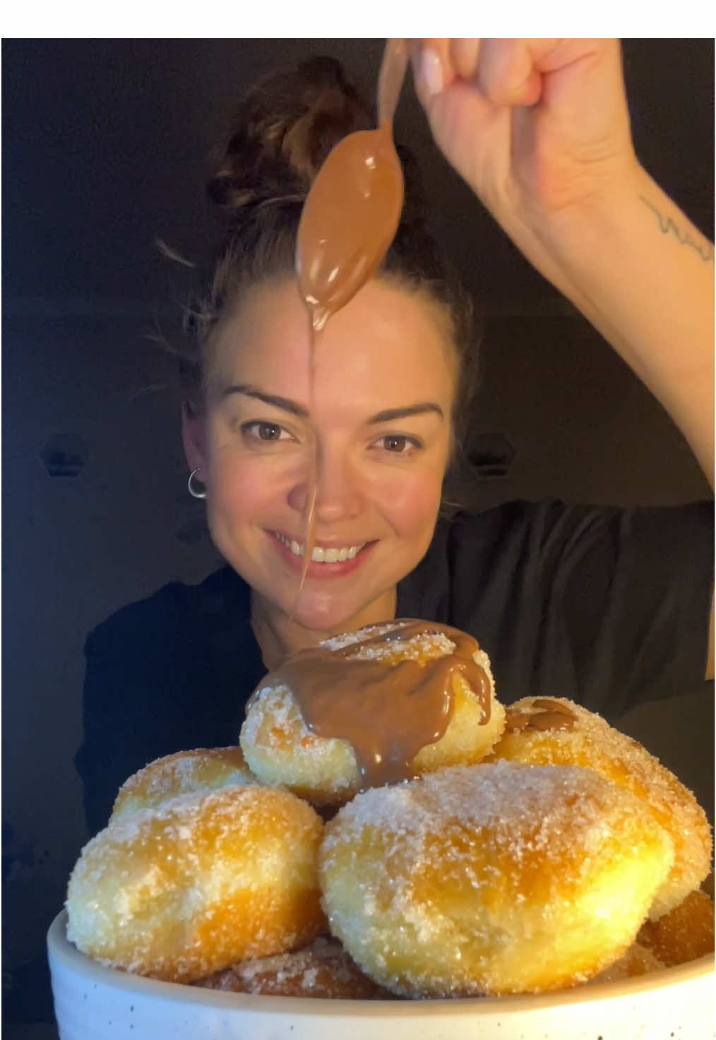 Фанки від Оксанки з чоколадоу 😋😋 Тепле молоко 150 г Дріжджі сухі 12 г Цукор 2 ст.л Робимо опару на 10 хв. Далі змішуємо опару з яйцями 2 шт, масло топлене 30 г, сіль, мука 350 г. Вимішуємо 10 хв. Має піднятись двічі. Десь 1,5 години. Далі формуємо фанки і даємо ще піднятись на 30-40 хв. Смажимо на середньому вогні з двох сторін, посипаємо цукром) Для чоколадки: жирні вершки 300 г підігріти і на маленькому вогні розтоплювати 2 плитки шоколаду, постійно помішувати щоб не пригоріло) #закарпатськакухня #закарпатськістрави #фанки #фудблогерзакарпаття 