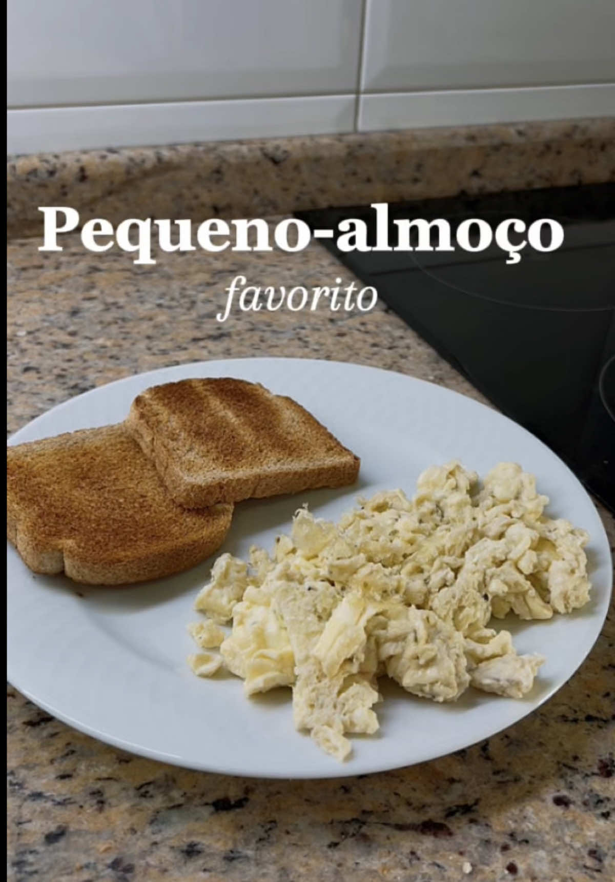 O meu pequeno-almoço favorito ☕️ Detalhes:  150g clara de ovo 1 fatia queijo light 1 ovo 2 fatias pão integral (optei pela marca Continente) 281 kcal | 31.3P #breakfast #highprotein #highproteinmeals #gym #foryoupage❤️❤️ 