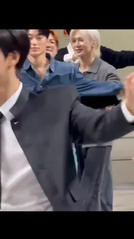 sewajar nya bapak bapak ngasuh anak aja bisa gak sih je 😭😭😭 #ateez #hongjoong #yunho #wooyoung #8makes1team