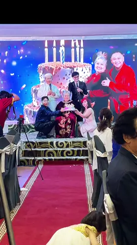 Nghệ sĩ Minh béo tặng nước hoa Minh Béo 200  ngang🦢 đồng🌾 và miếng chắn sóng điện từ dành cho điện thoại   #nghesiminhbeo #sinhnhatmeThanhHong #doanhnhantoancau 