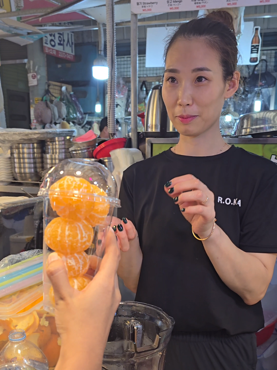 Refreshing Korean Market Juice Experience 🍊 | Fresh Fruits & Street Vibes Fresh fruits, kind smiles, and the taste of pure refreshment 🍊💛 Nothing beats a cup of freshly peeled mandarin juice at a Korean market! 🇰🇷✨ #KoreanStreetFood #FreshJuice #MarketMoments #FoodVibes #healthytasty 