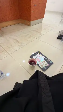 تراني اقصد حقين المطعم اللي جنبهم🥲 #كلية_الاداب_جامعة_الملك_فيصل #كلية_الاداب 