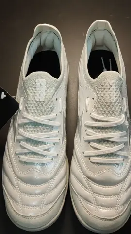 🎥 Khi đôi giày không chỉ để đá bóng… mà còn là cảm giác chạm bóng đỉnh cao ⚽ Morelia Neo Sala β TF – siêu phẩm từ Mizuno với độ ôm chân mượt mà, kiểm soát bóng chính xác và cảm giác sân cực êm 💨 Một lần xỏ là hiểu ngay vì sao dân futsal lại mê đến vậy 🔥 📦 Size: 39–45 ⏰ Hàng order – giao nhanh 10–14 ngày 📍 Shingoaoi – chọn giày chuẩn phong cách, chơi bóng chuẩn chất #Shingoaoi #MizunoMorelia #MoreliaNeoSala #MizunoFootball #GiayBongDa     