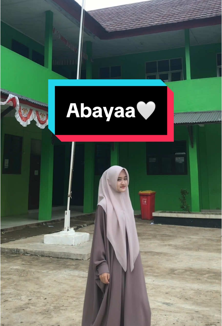cantik banget abaya nya🤍