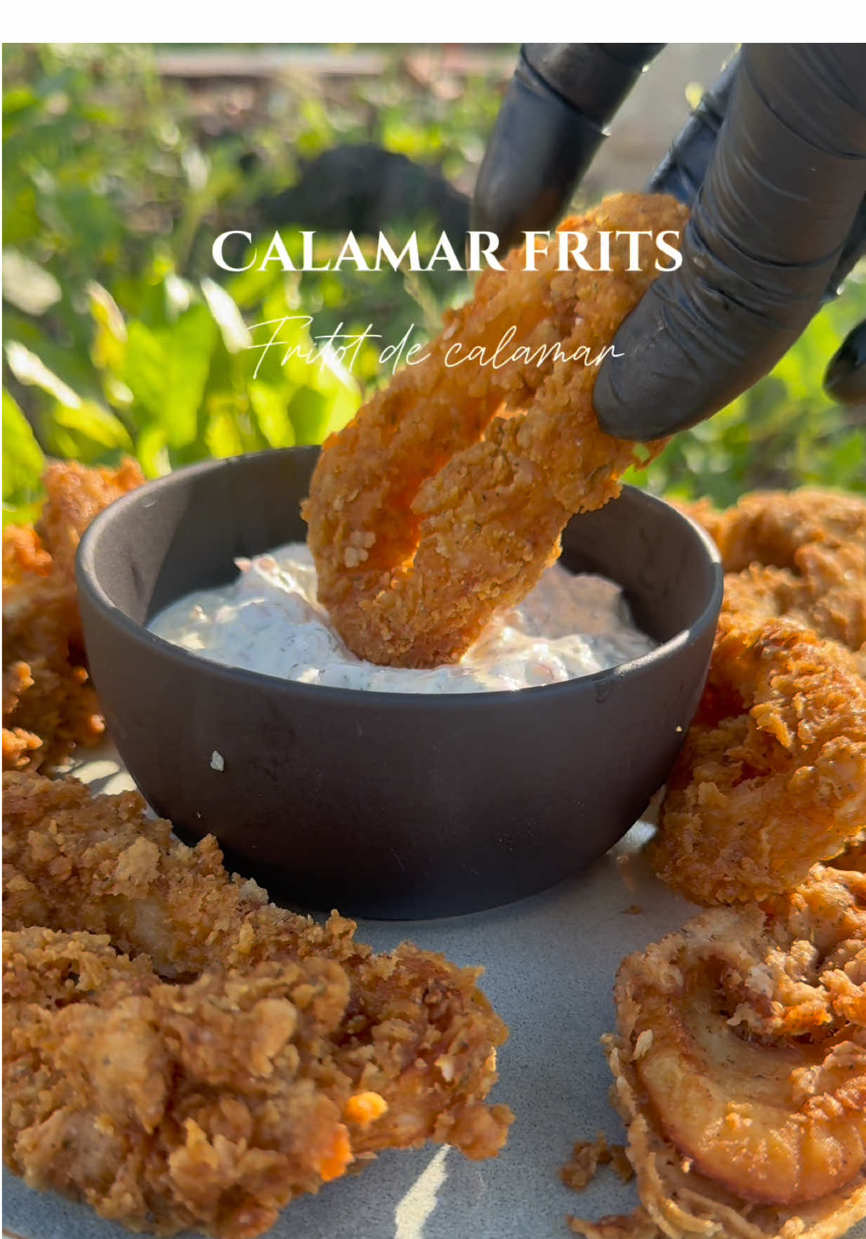 🦑 Calamars frits croustillants. 🔸 Ingrédients Pour les calamars : 	•	400 g d’encornets ou de calamars coupés en anneaux 	•	200 g de lait fermenté (type laban ou babeurre) 	•	1 gousse d’ail râpée ou écrasée 	•	1 c. à café de paprika fumé 	•	1/2 c. à café de thym 	•	Sel Pour la panure : 	•	200 g de farine 	•	100 g de maïzena 	•	1 c. à café d’ail en poudre 	•	1 c. à café de paprika fumé 	•	1 c. à café de thym 	•	Sel Pour la sauce : 	•	2 c. à soupe de crème fraîche ou de yaourt grec 	•	3 c. à soupe de mayonnaise 	•	1 échalote finement hachée 	•	Quelques cornichons finement coupés 	•	Le jus d’un citron 	•	Un peu d’aneth frais ou séché 	•	1/2 gousse d’ail râpée 	•	Une pincée de thym 	•	Sel ⸻ 🔸 Préparation 1. Préparer la marinade 	1.	Dans un bol, mélange le lait fermenté, l’ail, le paprika fumé, le thym et le sel. 	2.	Ajoute les anneaux de calamar, mélange bien pour qu’ils soient bien enrobés. 	3.	Couvre et laisse mariner 30 minutes au réfrigérateur. 2. Préparer la panure 	1.	Dans un saladier, mélange la farine, la maïzena, l’ail en poudre, le paprika fumé, le thym et le sel. 	2.	Réserve. 3. Préparer la pâte à frire 	1.	Récupère la marinade après les 30 minutes. 	2.	Ajoute-y environ 3 c. à soupe de farine jusqu’à obtenir une pâte épaisse et enrobante. 	3.	Trempe chaque morceau de calamar dans cette pâte, puis dans le mélange farine + maïzena pour bien les enrober. 4. Cuisson 	1.	Fais chauffer de l’huile de friture à 180°C. 	2.	Fais frire les calamars par petites quantités jusqu’à ce qu’ils soient dorés et croustillants (environ 2 à 3 minutes). 	3.	Égoutte sur du papier absorbant. ⸻ 🔸 Sauce citronnée à l’aneth 	1.	Mélange la crème (ou le yaourt grec) avec la mayonnaise. 	2.	Ajoute l’échalote, les cornichons, le jus de citron, l’aneth, l’ail, le thym et le sel. 	3.	Goûte et ajuste l’assaisonnement selon ton goût. ⸻ 🔸 Astuce du chef Pour encore plus de croustillant, fais un double enrobage : replonge rapidement les calamars farinés dans la pâte, puis dans la farine avant de les frire 🔥 Voilà, voilà  Enjoy ! 😋 #calamars #recettefacille #calamarsfrits #foodporn #asmrfood 