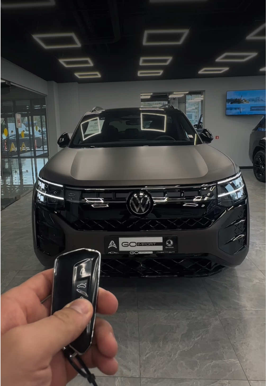 Unpacking Volkswagen Teramont Pro 2025 года ⠀ Салон: натуральная кожа с электрической оттоманкой и массажем ▪️Двигатель 2.0 TSI — 272 л.с., 400 Н·м ▪️Полный привод 4MOTION (адаптивный) ▪️Полуавтономное вождение IQ.Drive (L2+) ▪️Массаж и вентиляция сидений ▪️Электрическая подножка пассажира ▪️Панорамная крыша ▪️Аудиосистема Harman Kardon ▪️Декоративные вставки под дерево ▪️21” легкосплавные диски ▪️Цифровая приборка + 3 зоны климата ▪️Система кругового обзора 360° ⠀ За подробностями и бронированием авто +7 (495) 777-35-77 ⠀ 📍г. Москва, Варшавское ш., 150, корп. 2 Время работы салона: 10:00-20:30