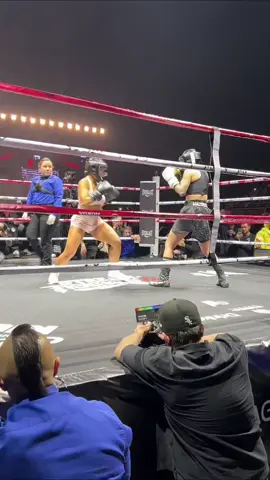 🔥💥Estas dos, lo dieron todo en el ring de boxeo 💥🥊👀 pero solo una fue la ganadora 😌🫣😏 @karelyruiz vs @karinagarciaoficiall #streamfighters4 #karelyruiz #karinagsrciaoficiall #boxeobogota 