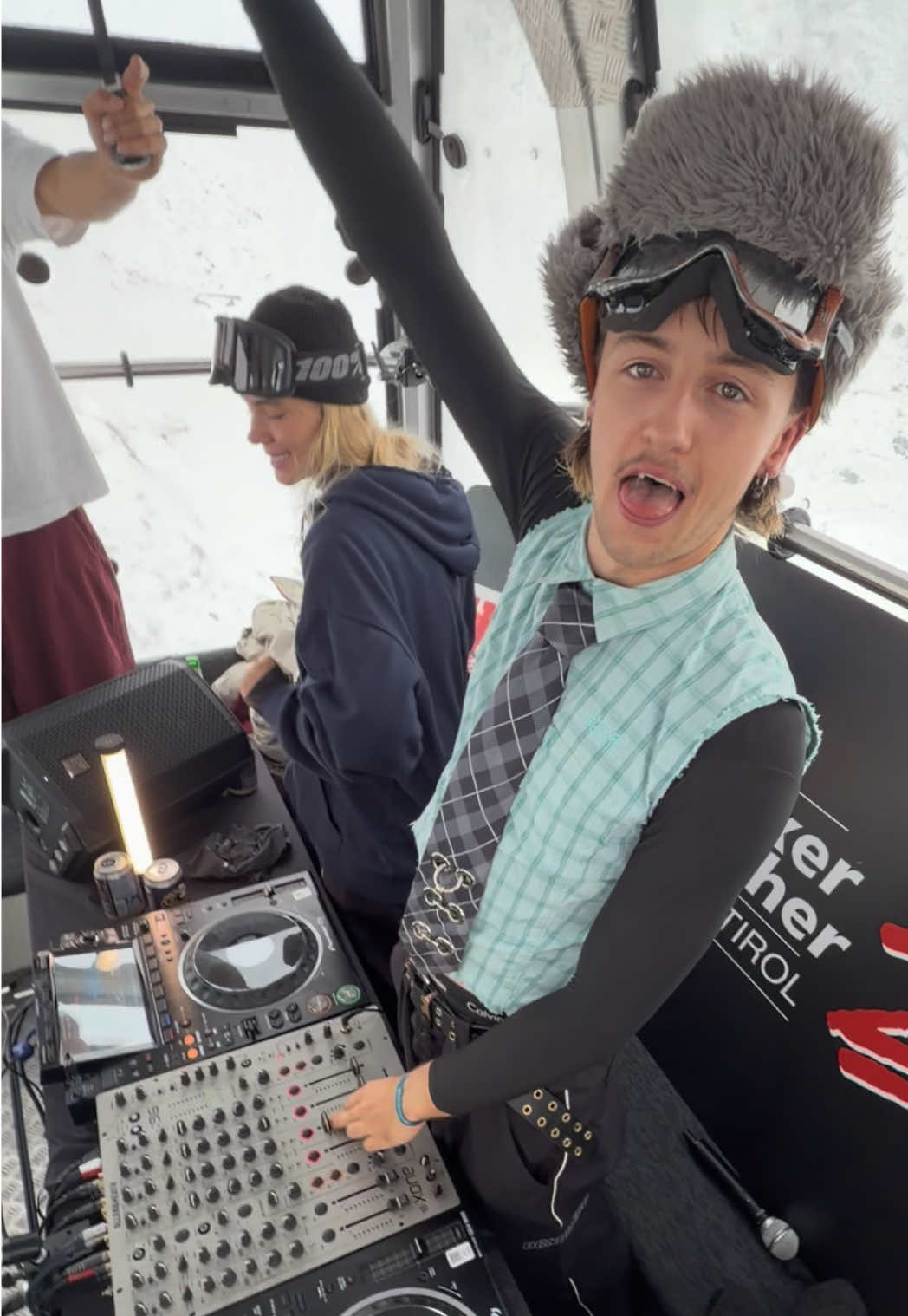Hardcore Vibes in Gondola?!🙀🚠#ElectronicMusic #techtok #ravetok