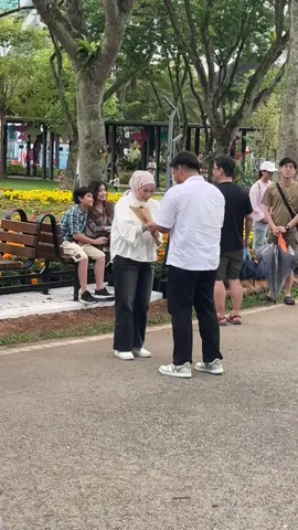 Korangggg… tolong carikan jap couple ni. Tadi boyfriend dia proposed dekat @klparkfestival tadi.  Tahniah korang! Comel je 😍 #klparkfestival2025 