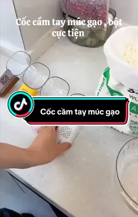 Tiện lợi hơn cho gia đình khi sắm thêm cốc cầm tay múc gạo #TikTokAwardsVN #viralvideo #tiktok #giadung 
