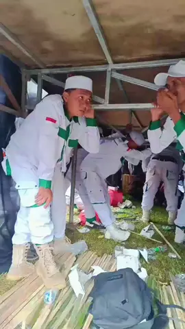 Saking full nya pengunjung alun2 Pandeglang hampir tak mencukupi utk semua hadirin, panggung pun penuh ulama Habaib dan kyai serta tokoh hingga penyangga menjadi goyah dan Laskar pun sigap segera menyangga panggung dengan tubuh mereka... Masya ALLOH