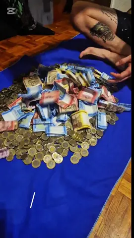 Az igazság pillanata 💲💲💲😱😱💸💸🙏❤️ 1 év alatt ennyit sikerült  össze gyűjtenem a borravalókból plusz az én hozzá adott pénzem 🙏💸😱💲❤️☺️ Nagyon büszke vagyok magamra ha még nem is lesz meg az első 1 misi ☺️❤️💸 mert ez az elétem eddigi leg több pénze amit össze gyűjtöttem ❤️☺️💸💲#fyp #fyoryou #pénz #Vlog #gyűjtés 