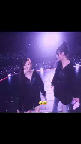 the world is cold but they have each other🥹🥹 this is the right time to cry.. #karina #giselle #audiz #kariselle #aespa 