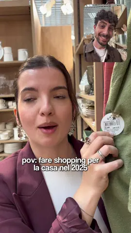 Scusate siamo ancora traumatizzati dal costo del plaid🫠 (Alla fine abbiamo deciso che non fosse saggio portare a casa tutte quelle cose abbiamo preso solo un porta capsule per il caffè che nel video non si vede!) Per registrare il video e immortalare la reazione di entrambi abbiamo usato la modalità Dual Capture del nuovo IPhone 17🙂‍↕️🩷 #convivenza #iphone17 #dualcapture #supplied 