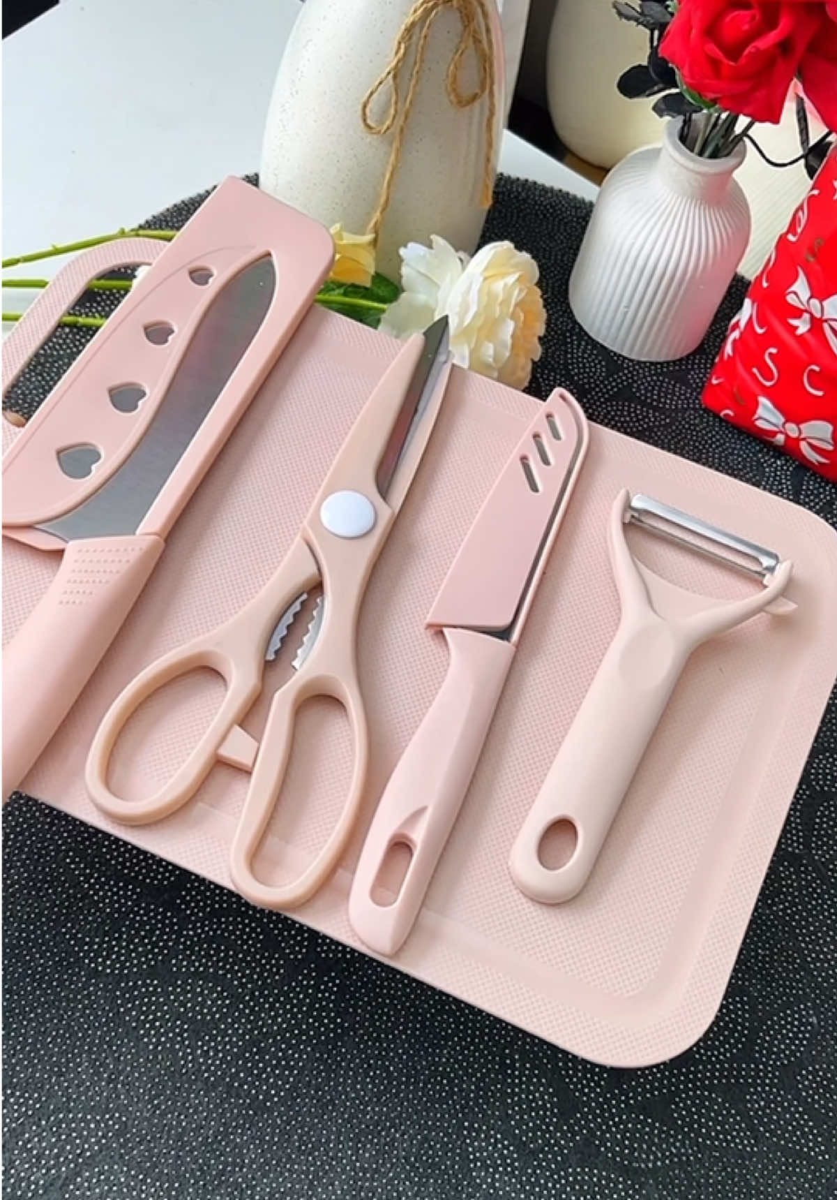 Bộ dao thớt 5 món màu hường xinh quá luôn này chị em ơi, mà giá siu rẻ lại còn đc freeship nữa #bodaothot5mon #dungcunhabep #daokeolambep #bodaokeo #daokeo 