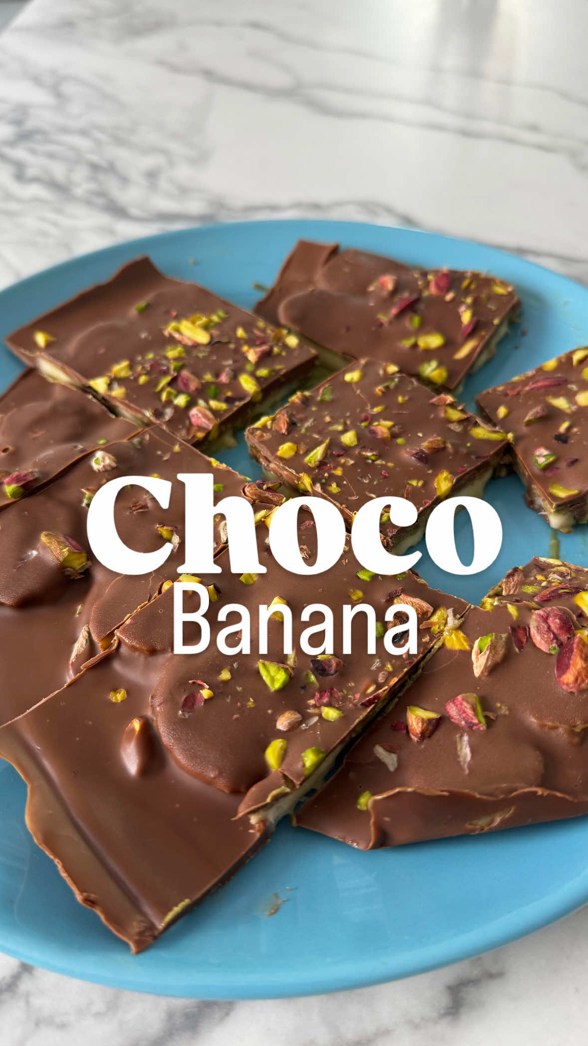 Choco Banana✨ Banane + krema od pistacija + istopljena mliječna čokolada = savršen spoj za brzi desert bez pečenja 😍 #balkan #balkantiktok #fyp #brzirecepti #EasyRecipe 