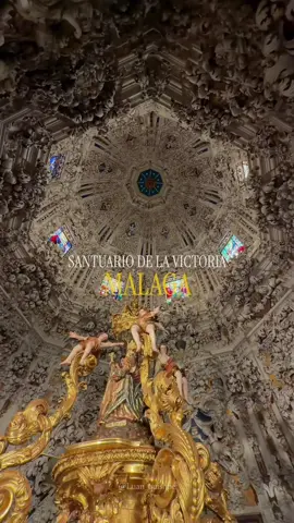 Entre el silencio y la devoción, se alza una de las joyas más sublimes del barroco andaluz: el Camarín de la Virgen, en el 📍Santuario de la Victoria en Málaga🌿 Construido entre los siglos XVII y XVIII, este espacio sagrado es mucho más que un rincón de fe; es un símbolo de arte, historia y espiritualidad. Sus muros recubiertos de yeserías doradas, espejos, ángeles y símbolos marianos envuelven al visitante en una atmósfera celestial que parece detener el tiempo. Allí reposa la Patrona de Málaga, la Virgen de la Victoria, rodeada de luz y esplendor, como si el cielo mismo se abriera sobre la ciudad. 🙏🏼 #malagahistorica #SantuarioDeLaVictoria #camarindelavirgen #BarrocoAndaluz #ArteSacrosanto      